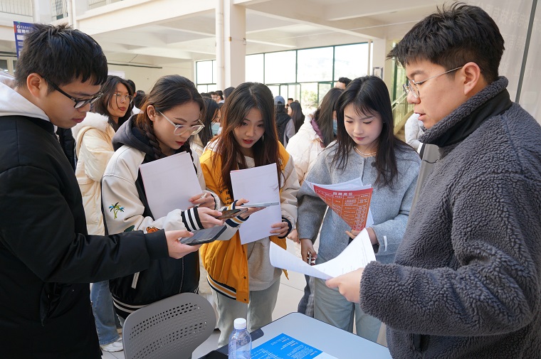 高校做实做细就业指导服务 开展生涯教育 助力成长成才（深聚焦）(图1)